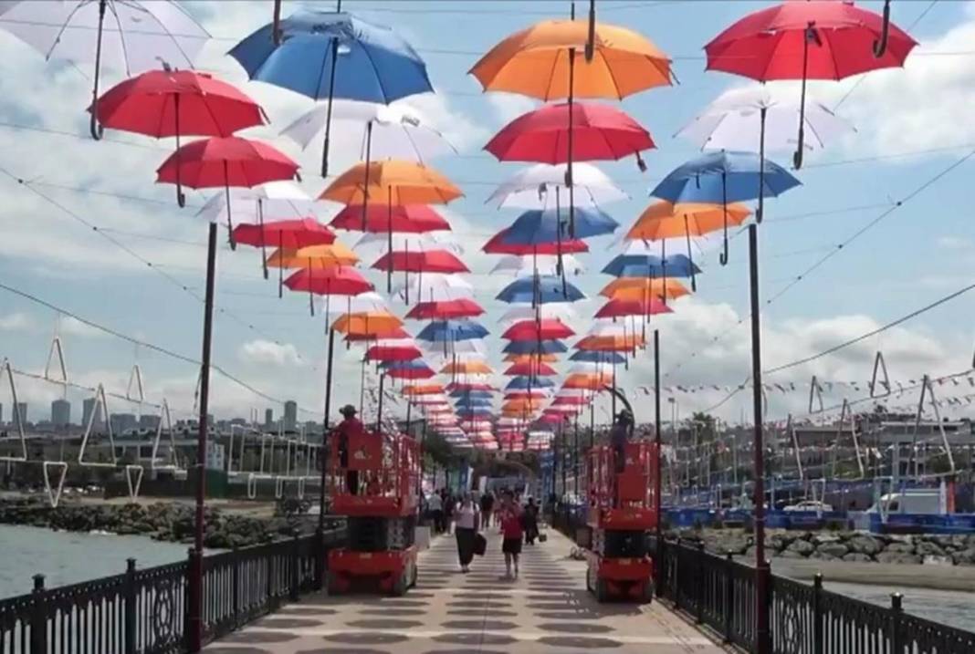 Fotoğraf tutkunları buraya akın ediyor: Rengarenk şemsiyeler, sahilin yeni cazibe merkezi oldu 20